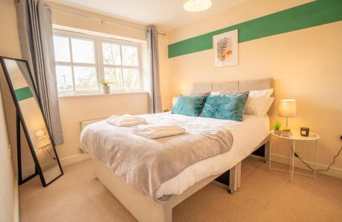 Ashby-de-la-Zouch House | Saltbox Stays - 3 Bed with off-street parking, fast Wifi, sleeps 7, Central location