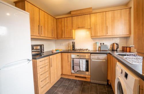 Ashby-de-la-Zouch House | Saltbox Stays - 3 Bed with off-street parking, fast Wifi, sleeps 7, Central location