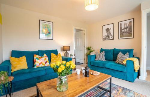 Ashby-de-la-Zouch House | Saltbox Stays - 3 Bed with off-street parking, fast Wifi, sleeps 7, Central location