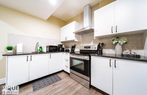 Mayfield Apartment | Sanctuary Suite - KingBed - Wifi - Near WEM - Rogers
