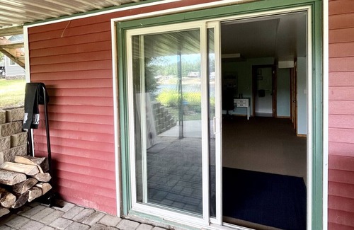Gladwin Cottage | Sandy Beach Chalet with Fire-pit on the Lake