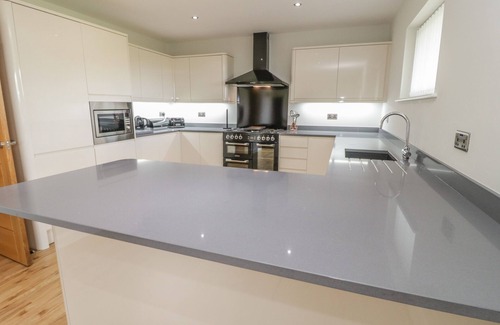 Penrhyn Bay Cottage | SANNANS LODGE, family friendly, with open fire in Penrhyn Bay