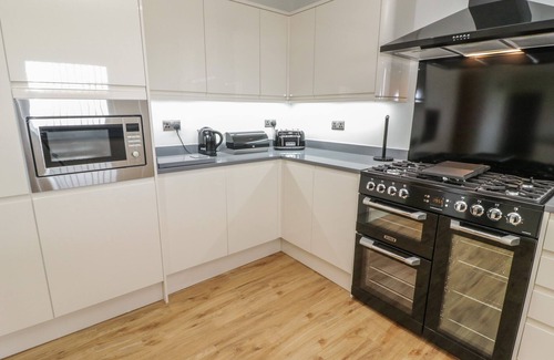 Penrhyn Bay Cottage | SANNANS LODGE, family friendly, with open fire in Penrhyn Bay
