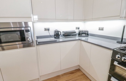 Penrhyn Bay Cottage | SANNANS LODGE, family friendly, with open fire in Penrhyn Bay