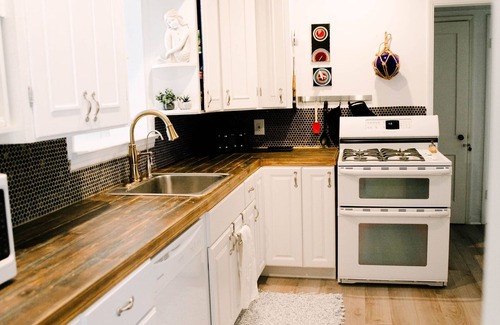 Woodlea House | Sarah's Sanctuary-Renovated Midtown Melrose Home With Pool-Heated with surcharge