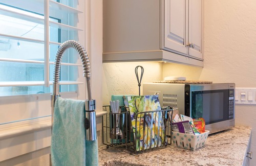 Arlington Park House | Sarasota Private Bungalow Oasis Close to Beaches & Downtown