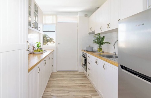 Glenelg Apartment | Scandi Beach Breeze Minutes from Glenelg Beach