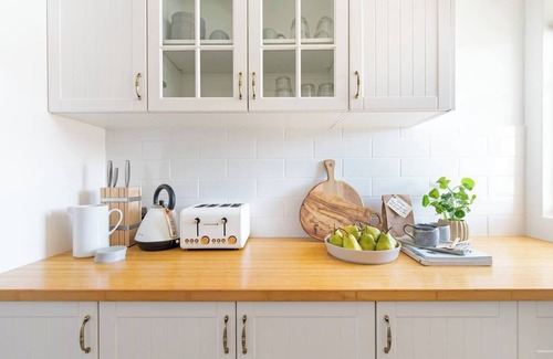 Glenelg Apartment | Scandi Beach Breeze Minutes from Glenelg Beach