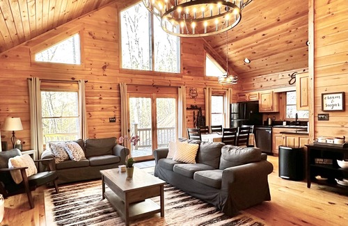 Dahlonega Cabin | Scenic Riverdeck Cabin and Mountain Retreat~Hot Tub~Wine country~Game Room