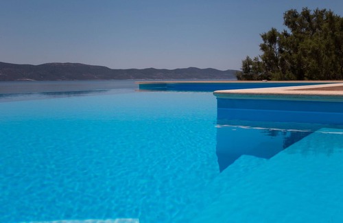 Agia Marina Mikrolimanou Villa | Seafront Aegeans blue pearl over infinity pool