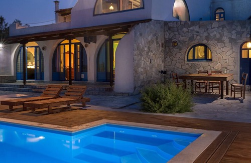 Agia Marina Mikrolimanou Villa | Seafront Aegeans blue pearl over infinity pool