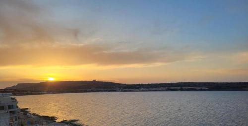 Għadira Apartment | Seafront Penthouse with Large Terrace and Panoramic Views-Mellieha Bay Ghadira