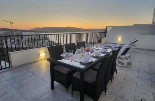 Għadira Apartment | Seafront Penthouse with Large Terrace and Panoramic Views-Mellieha Bay Ghadira