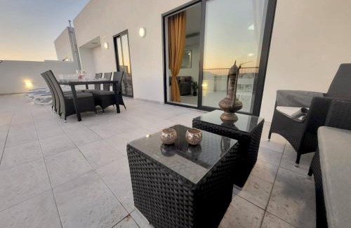 Għadira Apartment | Seafront Penthouse with Large Terrace and Panoramic Views-Mellieha Bay Ghadira