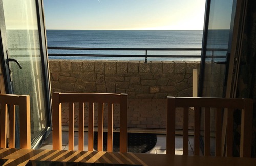 Newcastle Apartment | Seafront Spacious 3 bedroom Apartment with private secure parking and free wi-fi