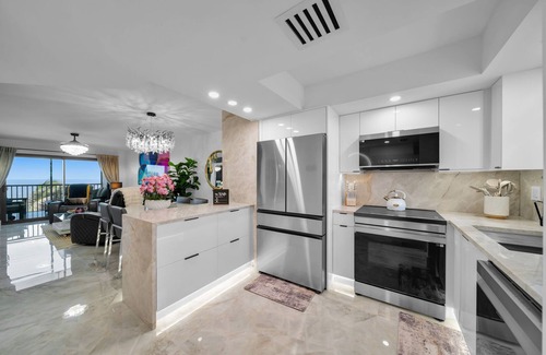 Mid Island Condo | SEASIDE 302. Solmate is a luxurious BEACHFRONT 2BR/2BA Condo in FMB