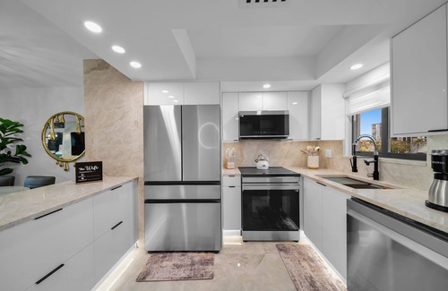 Mid Island Condo | SEASIDE 302. Solmate is a luxurious BEACHFRONT 2BR/2BA Condo in FMB