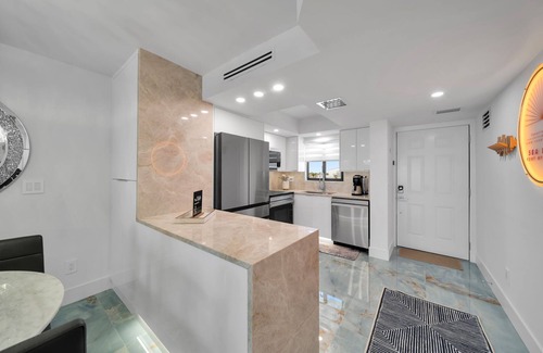 Mid Island Condo | SEASIDE 408. Sea La Vie is a luxurious BEACHFRONT 2BR/2BA Condo in FMB