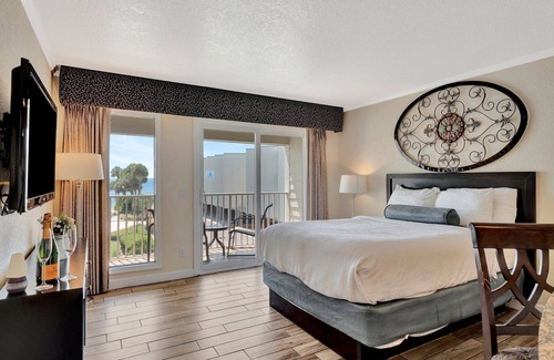 Rocky Point Hotel | Seaside Luxury Oasis with balcony