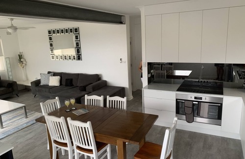 Cronulla Apartment | Seaview apartment directly across from the beach