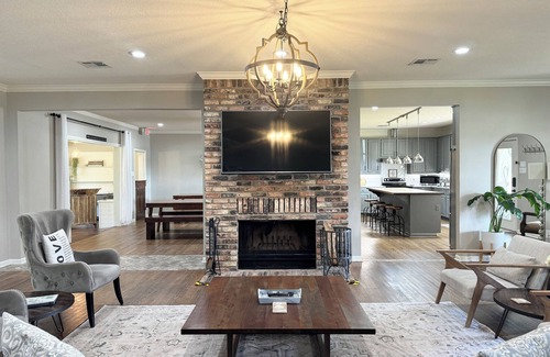 Crawford House | Secluded Country Retreat with Boutique Hotel Vibes plus Pool/Hot Tub sleeps 50+