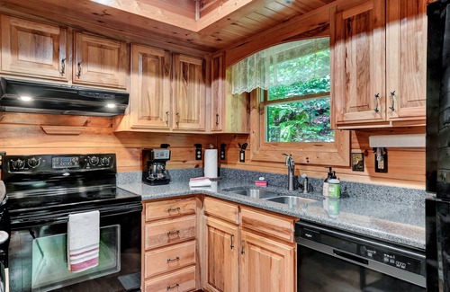 Wears Valley Cabin | 🌞SECLUDED PARADISE🌞 New HOT TUB! Close to GSM/PF/GB🌲