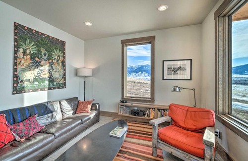 Livingston House | Secluded Paradise Valley Retreat with Stunning Views