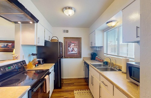 South Scottsdale Condo | Second floor condo w/community pool & laundry room - Close to Old Town