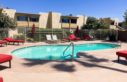 South Scottsdale Condo | Second floor condo w/community pool & laundry room - Close to Old Town