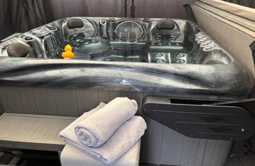 Bournemouth Apartment | Secret Gem 1 Bed Garden Flat Private Luxury Hot Tub