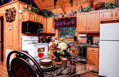 Sevierville Cabin | SEPT 139 nt Knight of My Dreams, Secluded, Elegant, Breathtaking View, Romantic