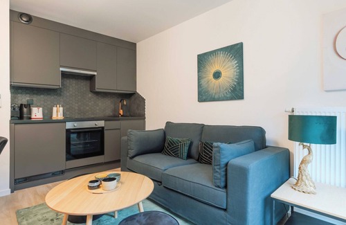 Montreuil Apartment | Serene break with terrace on the outskirts of Paris