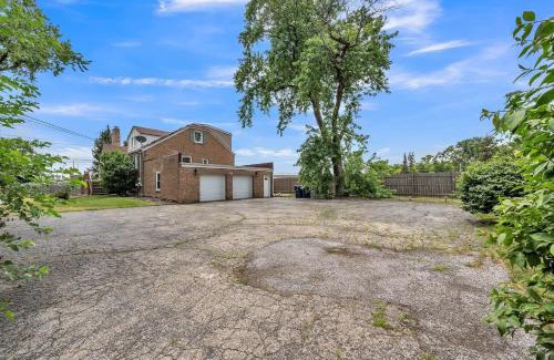 Des Plaines House | Serene & Charming 5BR Des Plaines Getaway home