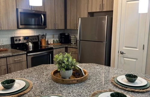 Northside Apartment | Serene Comfort - Near Airport & River City MP