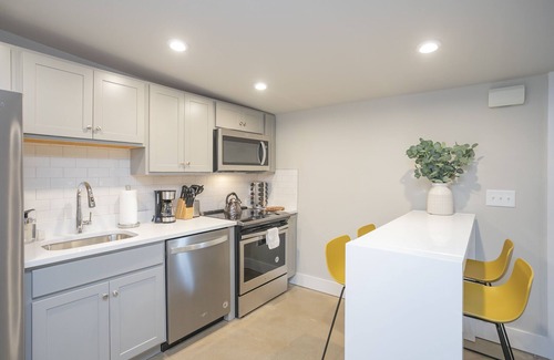 McFerrin Park House | Serene Guest House - Foodie Oasis - Walk to Folk, Audrey, Red-Headed Stranger!