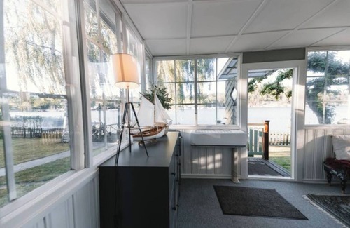 Solna Cabin | Serene lakeside cabin next to the sea just 10 minutes from Stockholm city!