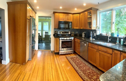 Gardiner House | Serene & spacious cliff views, fireplace, hot tub