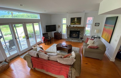 Gardiner House | Serene & spacious cliff views, fireplace, hot tub