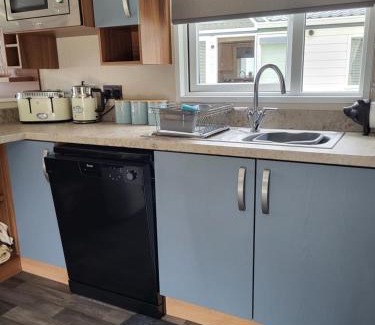 Prestonpans Resort | Seton Sands Holiday Village 2 Bedroom En-Suite Caravan with Bath