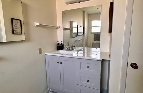 South Central Houston Apartment | Shabby Chic Duplex Tx Medical Center, Rice Village