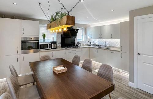 Catcliffe Villa | Sheffield Detached Charming 4bd Home