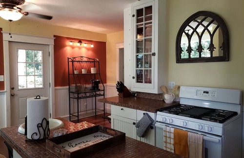 Edinburg House | Shenandoah Sweet - Enjoy Spring blossoms in the Valley!