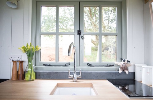 Kingston St Mary Cabin | Shepherd Hut with free Hot Tub, Wifi and Breakfast Hamper.