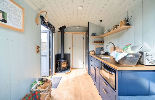 Brimpsfield Apartment | Shepherd Huts a the Butcher’s Arms Sheepscombe