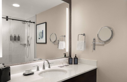 Brookfield Hotel | Sheraton Milwaukee Brookfield Hotel