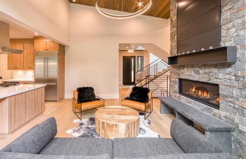 Alpine Meadows House | Shining Creek at Alpine Meadows by Tahoe Getaways - 4 BR w Creek Views, Hot Tub & Ski Shuttle!