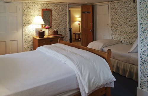Nantucket Town Hotel | Ships Inn