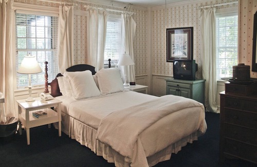 Nantucket Town Hotel | Ships Inn