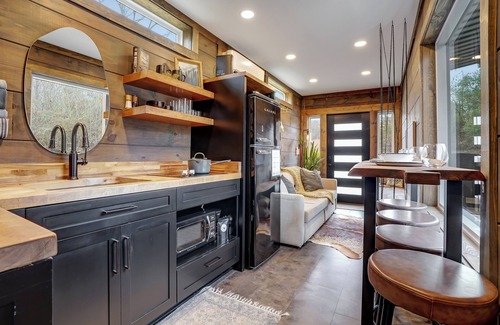 Columbus House | Shipyard 2.0 | HOT TUB, Waterfall, Fire Pit + Hammock!