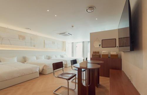 Sogong-dong Apartment | Siena-family suite free pickup late checkin and checkout 1 minute from deoksugung palace wagon rental